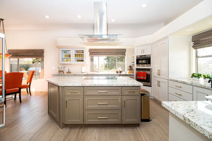 Kitchen with large island